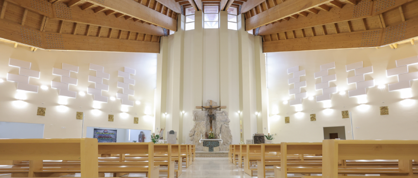 Interno della chiesa - altare